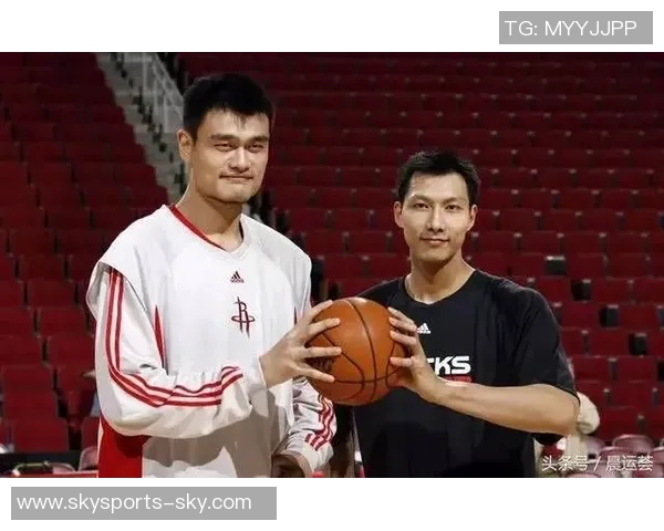 姚明连续转身展现篮球艺术魅力与运动员精神的完美结合