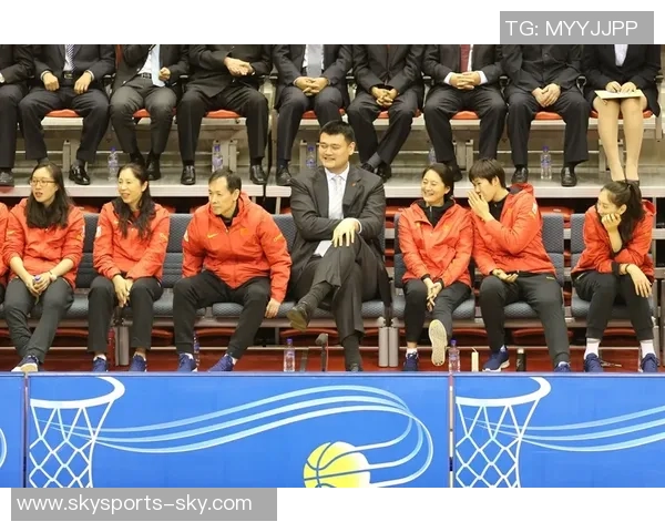 球员齐心协力保护姚明展现团队精神与友谊的力量