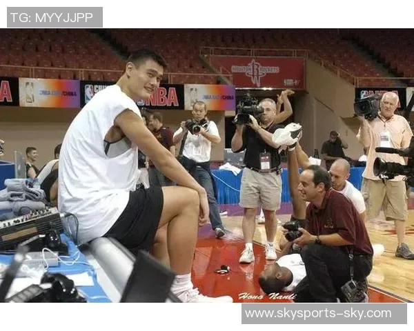 姚明在NBA赛场的调皮瞬间回顾与趣事分享