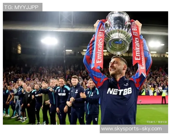 国王杯激战巴黎圣日耳曼大胜切尔西神奇扑救引发全场欢呼与转会热议